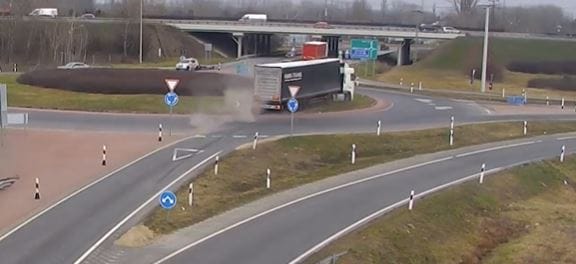 Csak az elmúlt héten nyolc nagyobb kamionbaleset történt az utakon – videóval