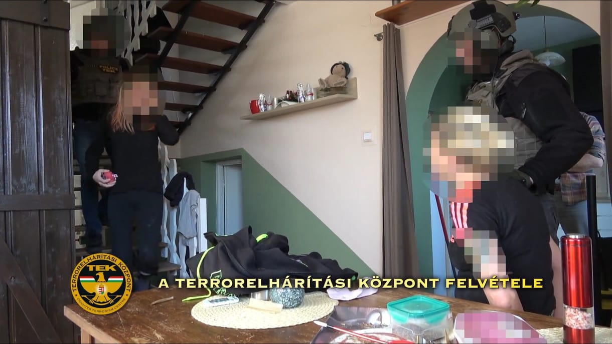 A TEK menekített ki egy 12 éves kislányt, akit az anyja tartott fogva Zala megyében – videó