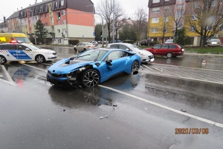 Részegen törte össze ivócimborája BMW i8-asát
