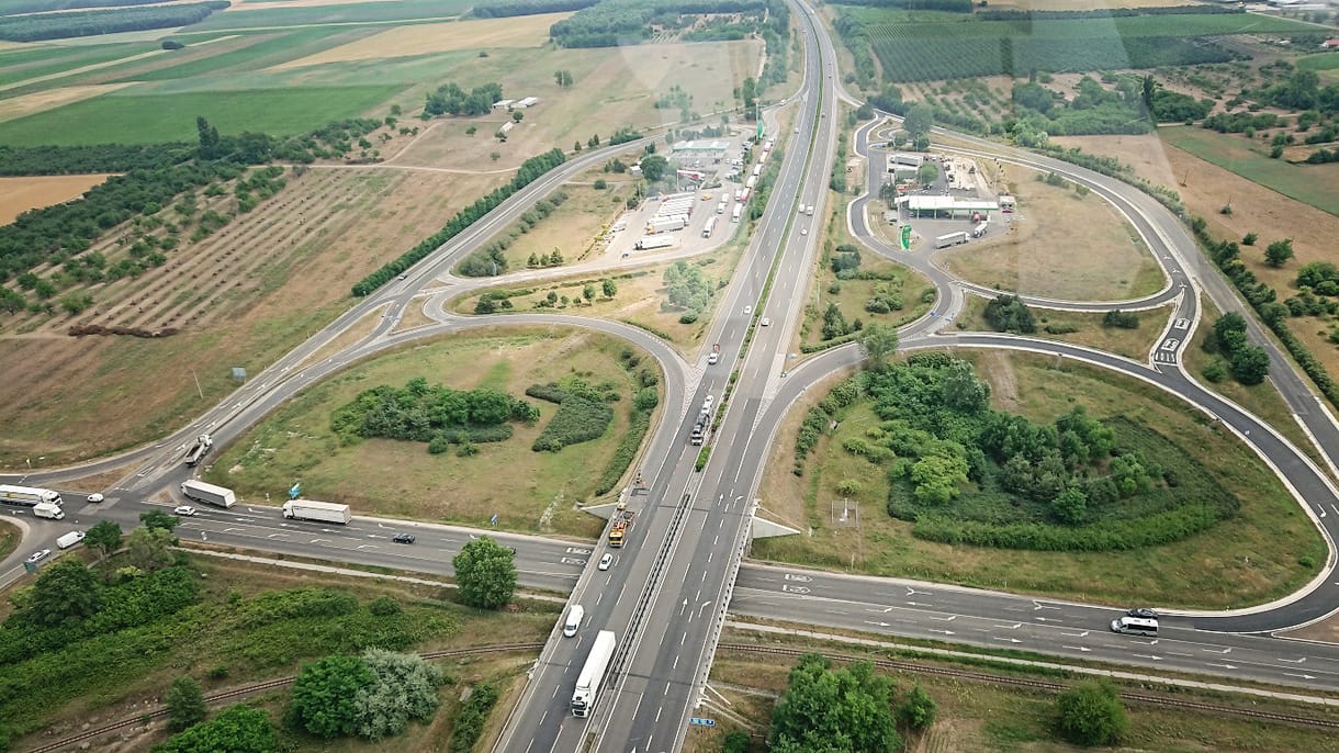 Komoly: kamion és erdő is ég az M5-ösön