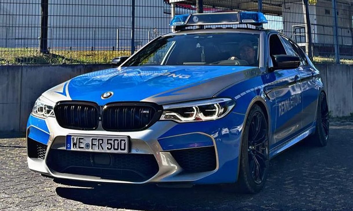 Rendőrautónak álcázott szupererős BMW M5 tűnt fel a színen