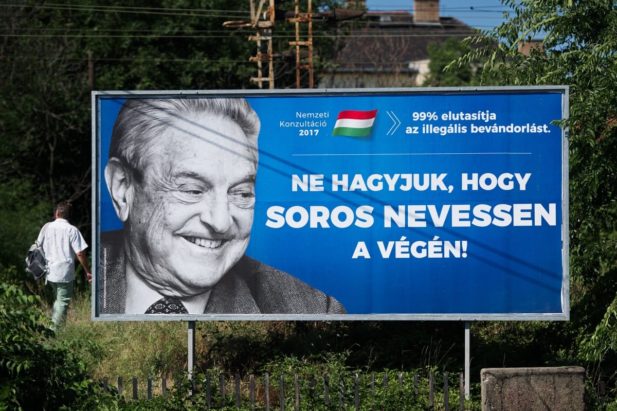 Lassan haladnak a plakátragasztók, Soros György még mindig nevet – fotók