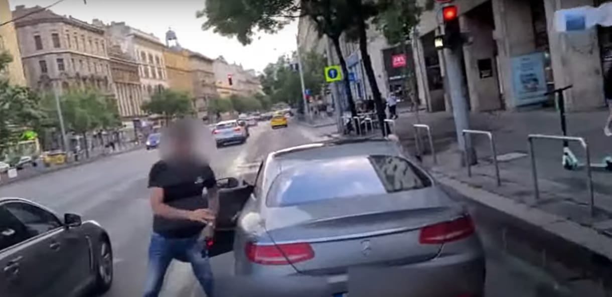 Buszra támadt a sofőr, aki zokon vette a buszsávban várakozva, hogy rádudálnak