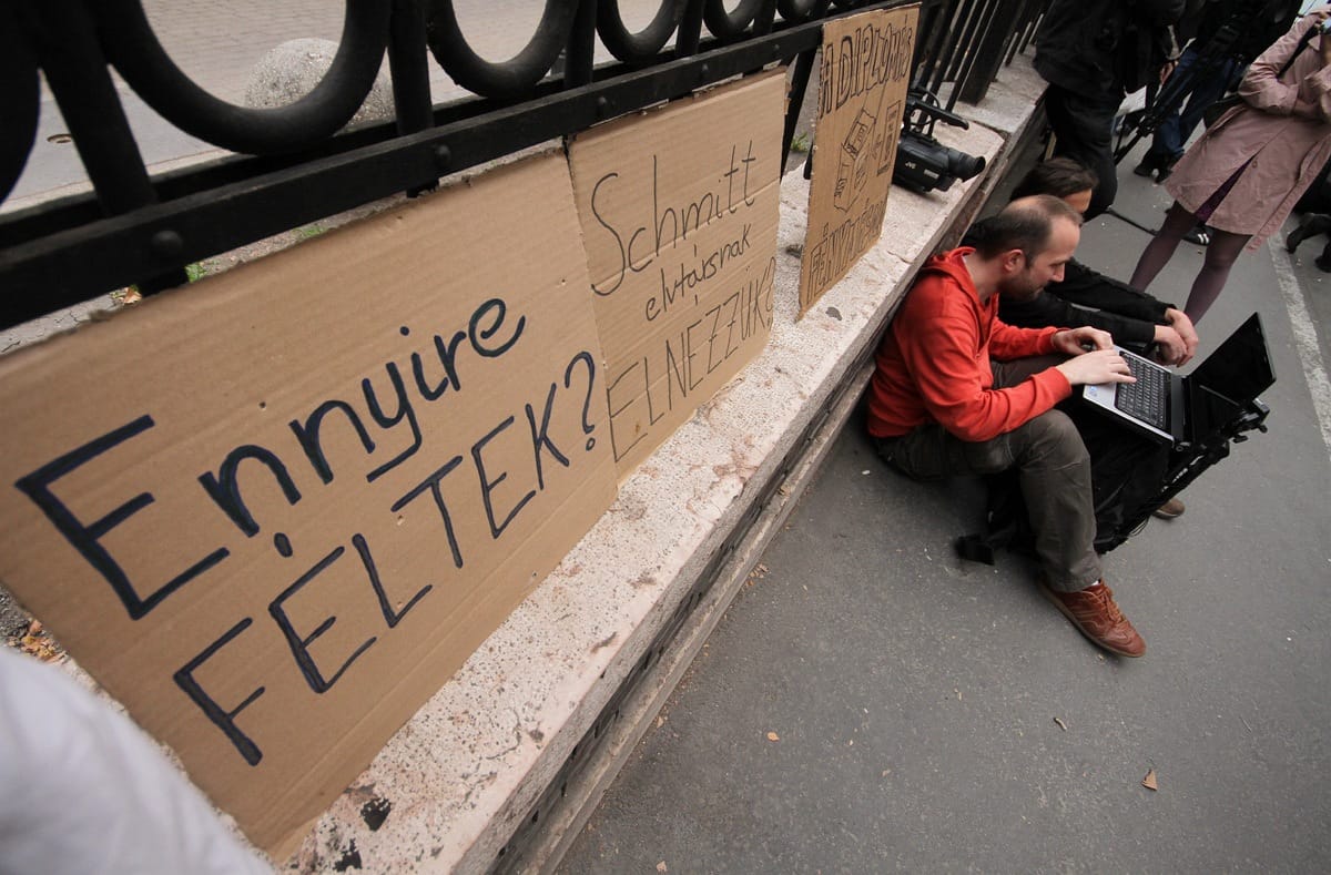 Tüntetők várják a SOTE előtt az egyetem döntését Schmitt ügyben