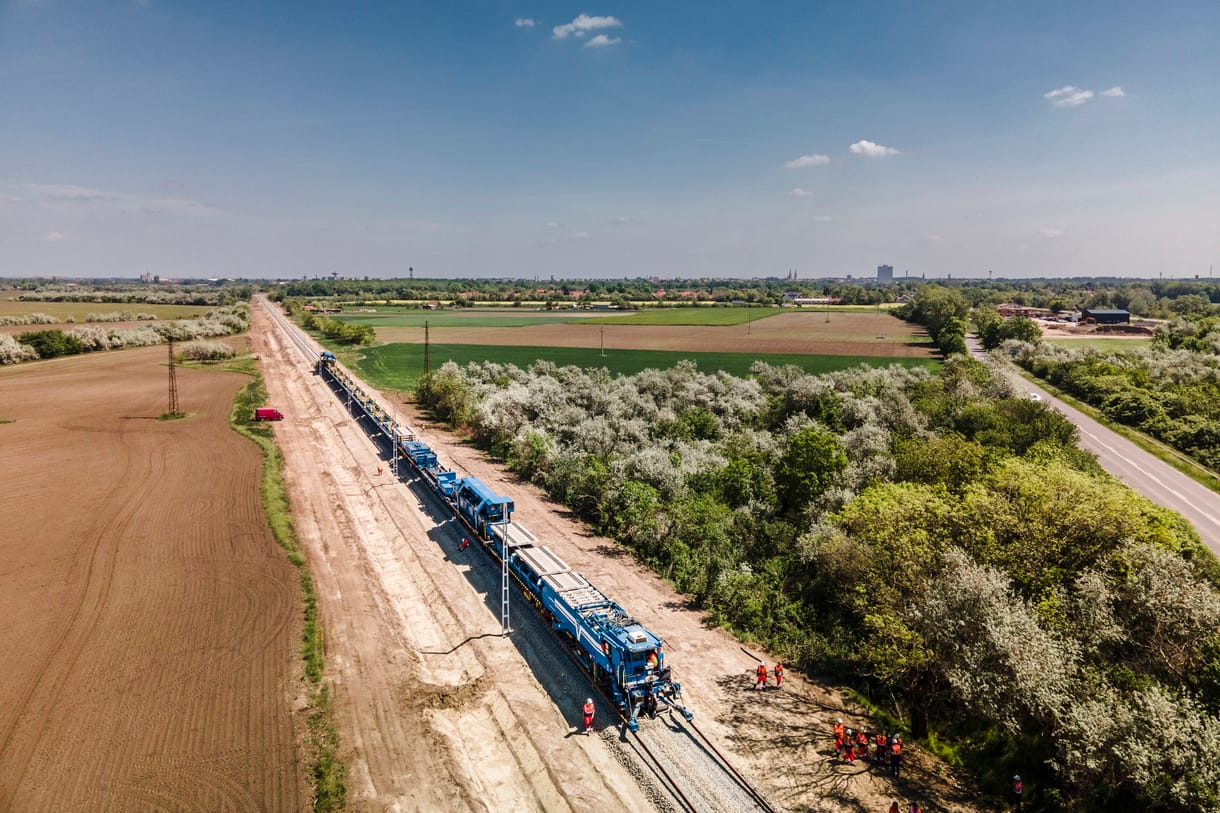 Különleges szerkezet építi a vágányokat Szeged és Röszke között – videó