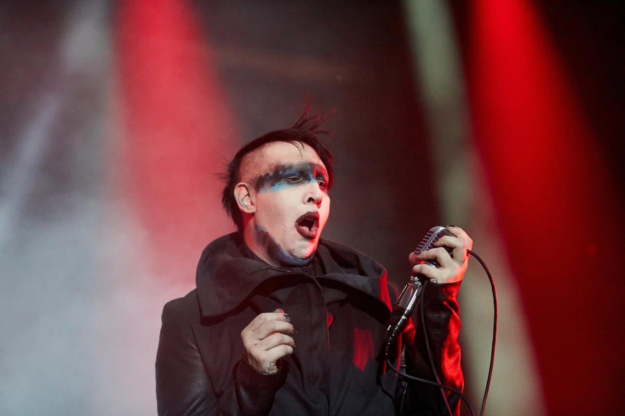 Elítélték Marilyn Mansont, amiért ráfújta a taknyát egy operatőrre