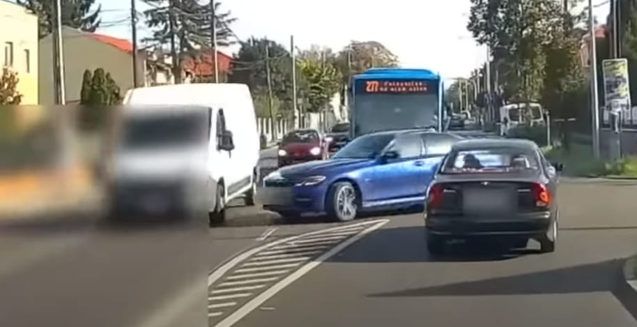 Videón, ahogy egy BMW lassítás nélkül furgonba hajt Budapesten