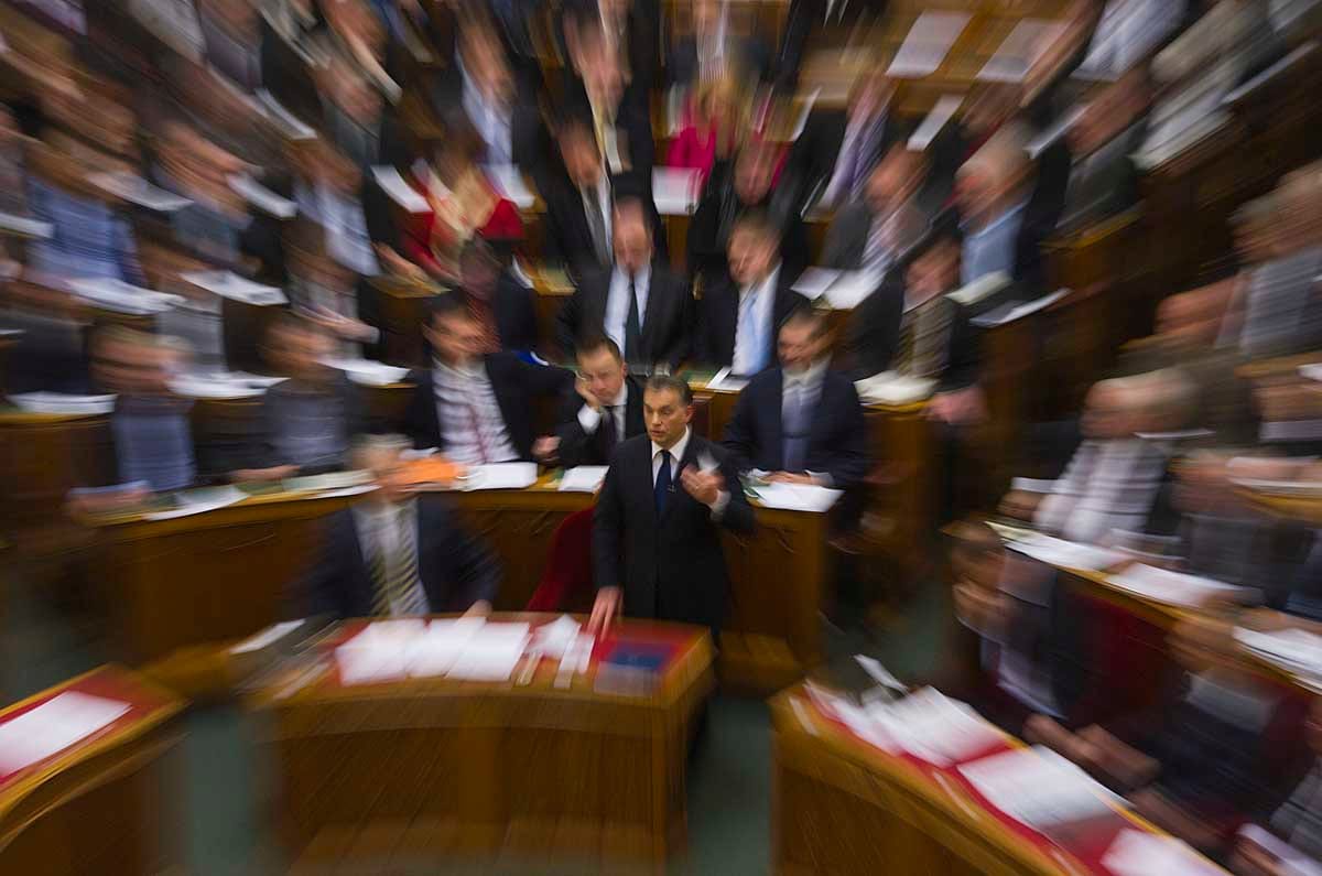 Beindult Orbánék szavazógépezete - percről percre a parlamentből 