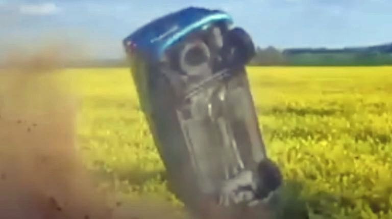 Videó: Repceföldre repült egy autó, miután a távolsági busznak hajtott