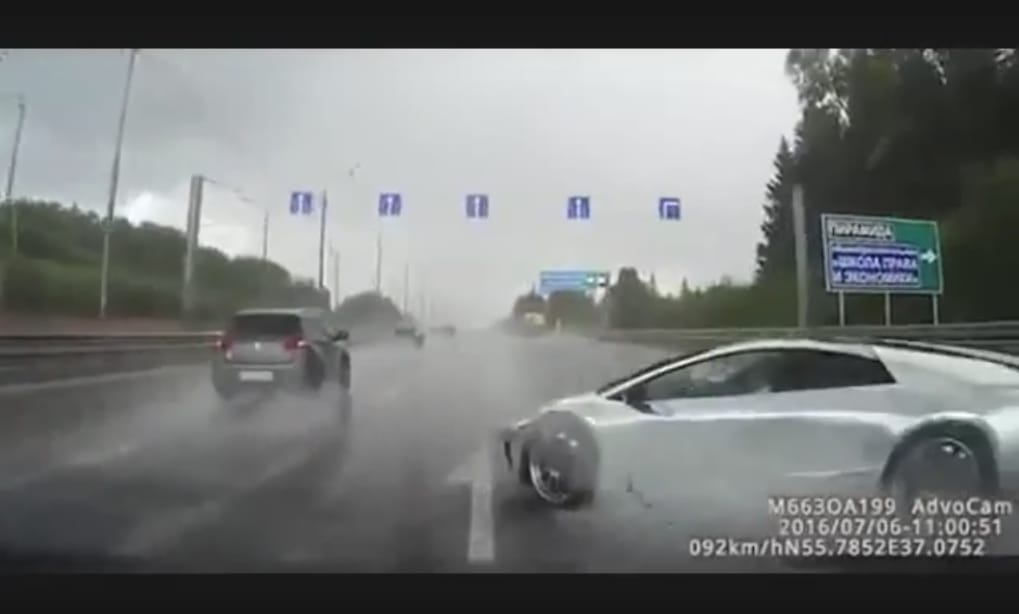 Így törik össze a 66 millió forintos Lamborghini – videó
