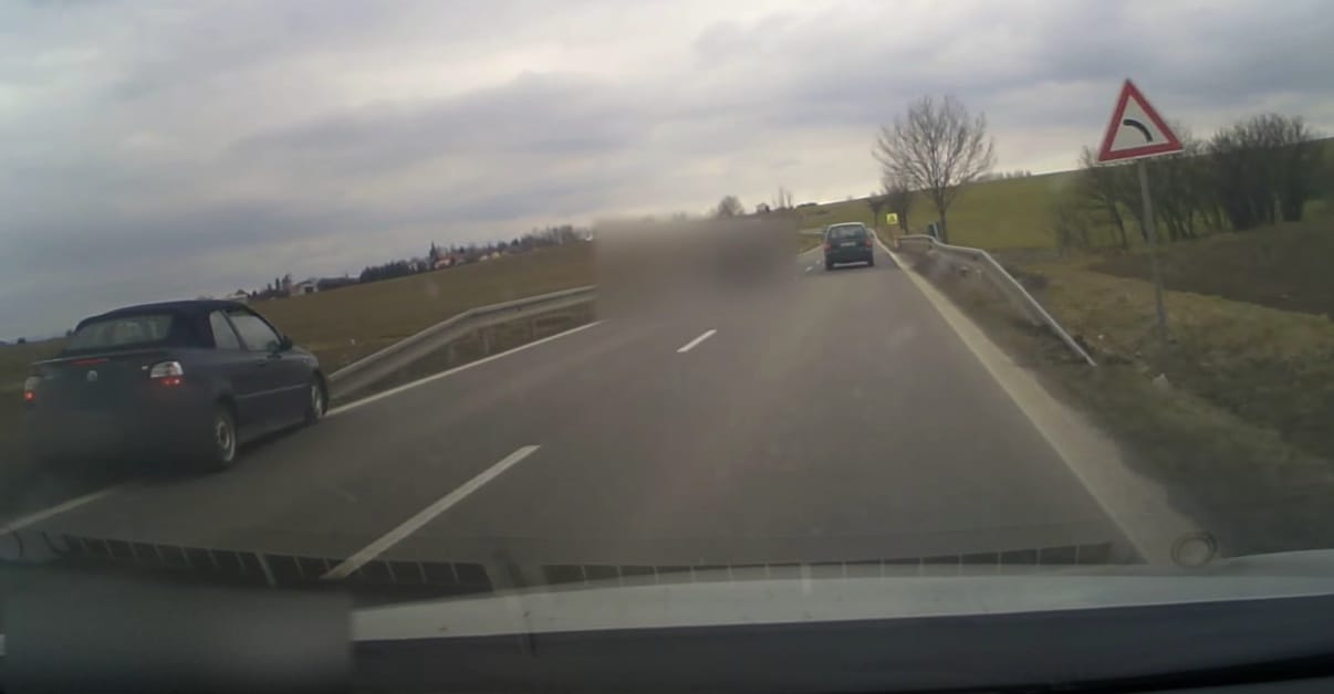 Úgy repült le a kocsi az útról, ahogy a filmekben szokás – videó