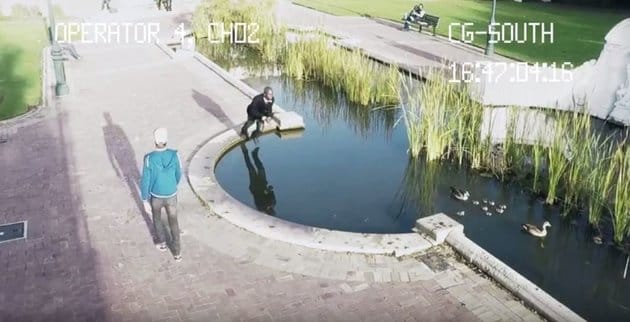 Még a köztéri tóba is belezuhannak az emberek elborult mobilozás közben – videó 