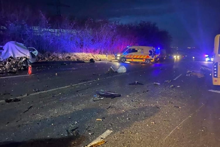 Egy halott, 17 sérült egy buszbalesetben Gödöllőnél