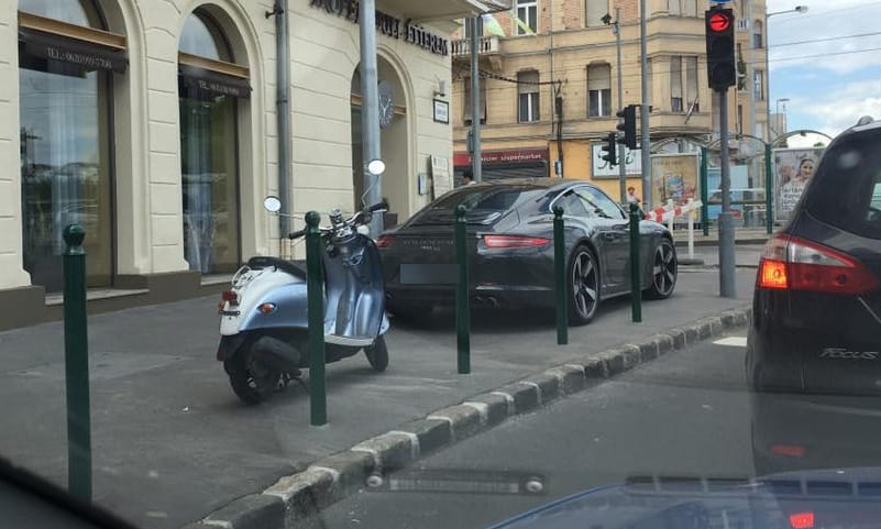 Tucatjával vannak fotók a neten a járdán szabálytalanul parkoló autókról, de tudjuk, mi a szabályos?