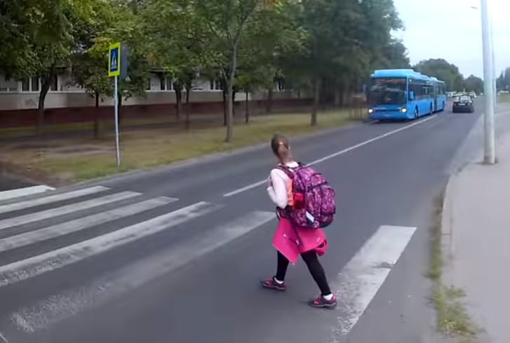 Vizsgálat indult a Kőbányán majdnem gyereket gázoló buszos ügyében – videó