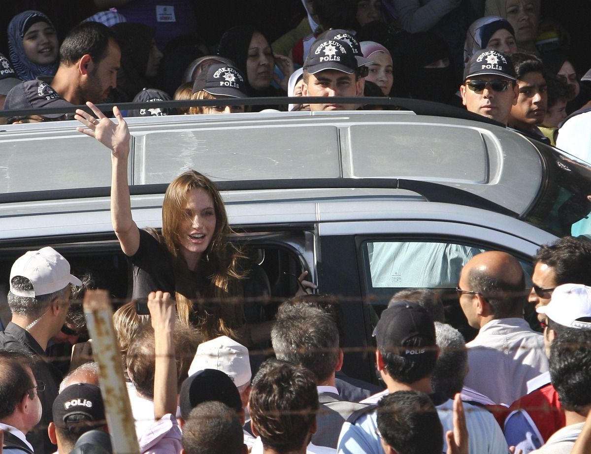Újabb fotók Angelina Jolie mammutos látogatásáról