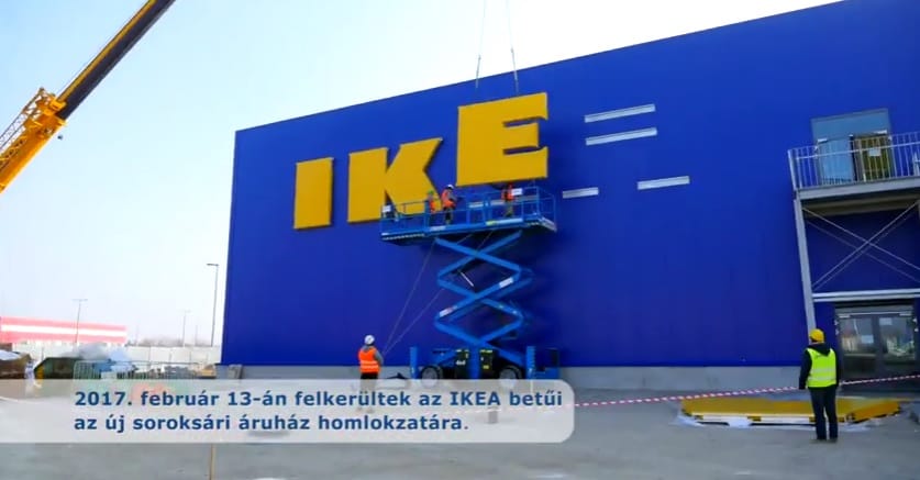 Így került fel az I, K, E és A betű az új áruházra - videó