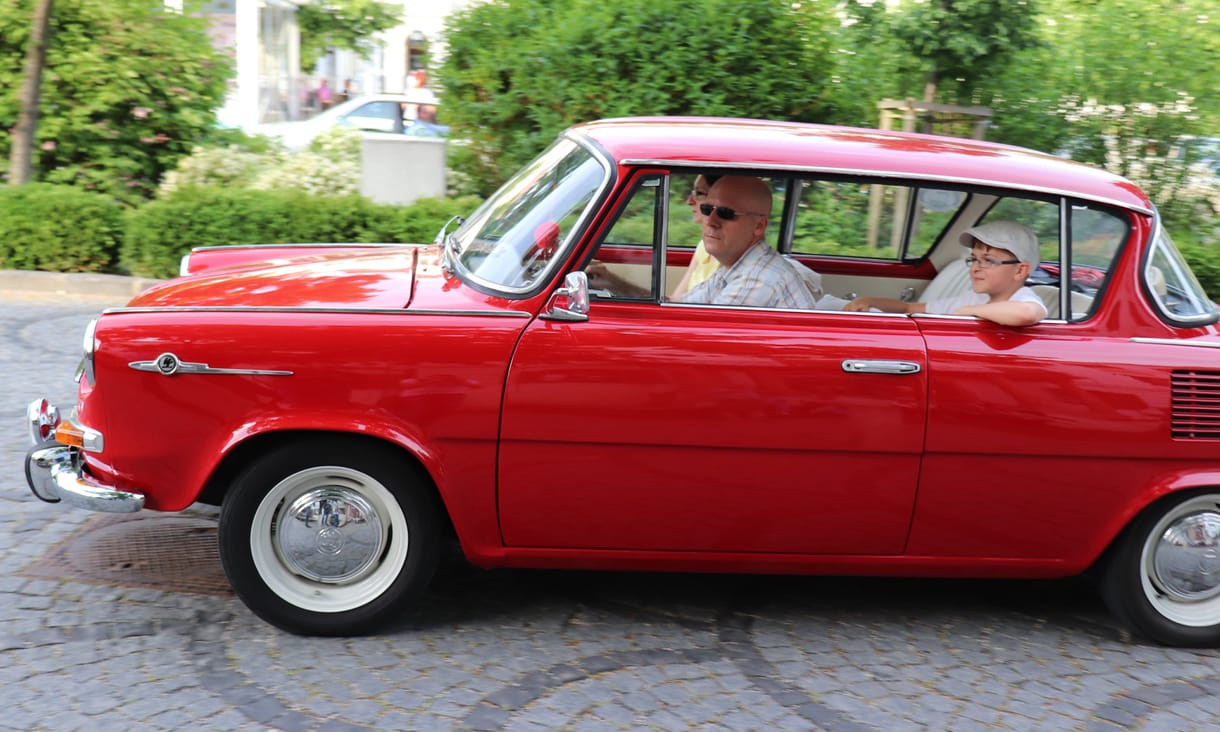 Körbefotóztuk a kézimunkával összeszerelt gyönyörű Skoda kupét, most itt van a Balatonnál