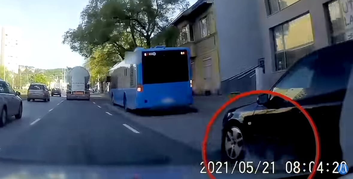 Videó van róla, ahogyan álló BKV-buszba rohant egy autós Budapesten