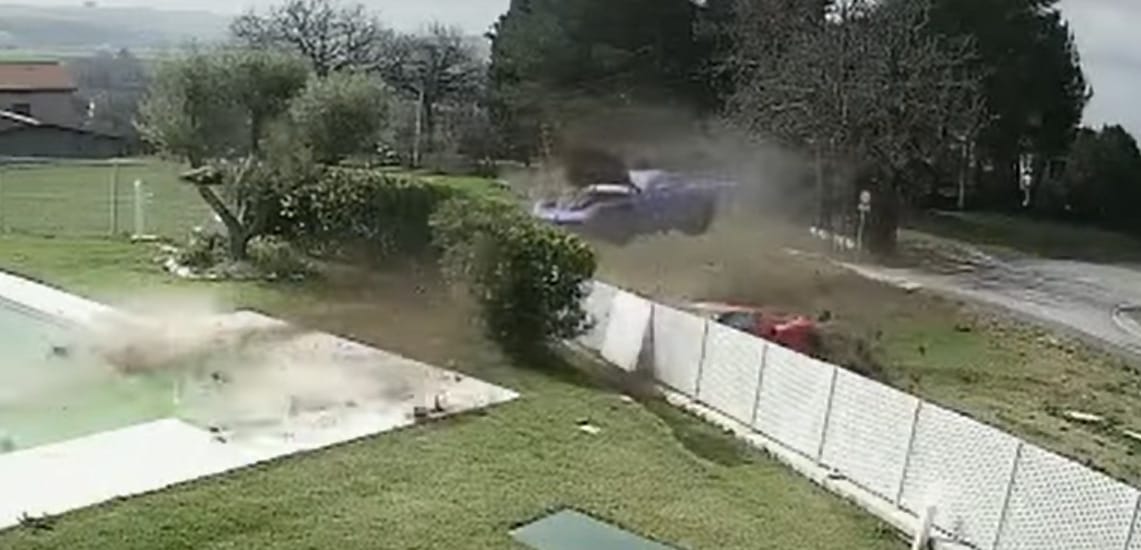 Egy másodperc alatt két Ferrarit törtek rommá - ilyen videót még biztosan nem látott