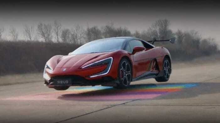 Képes átugrani egy szöges akadályt is a BYD 1287 lóerős szupersportkocsija – videó