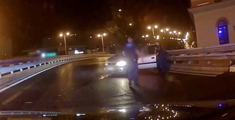 Vádat emeltek az autós ellen, aki ittasan száguldozott az Árpád hídon, és a rendőrök előtt csapódott a szalagkorlátnak