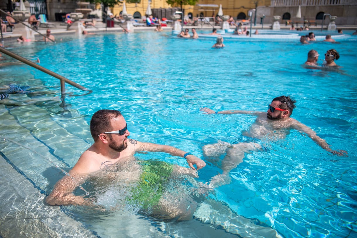 A medencéket, a szaunát és a gőzt kivéve kötelező a maszk a fürdők zárt terében
