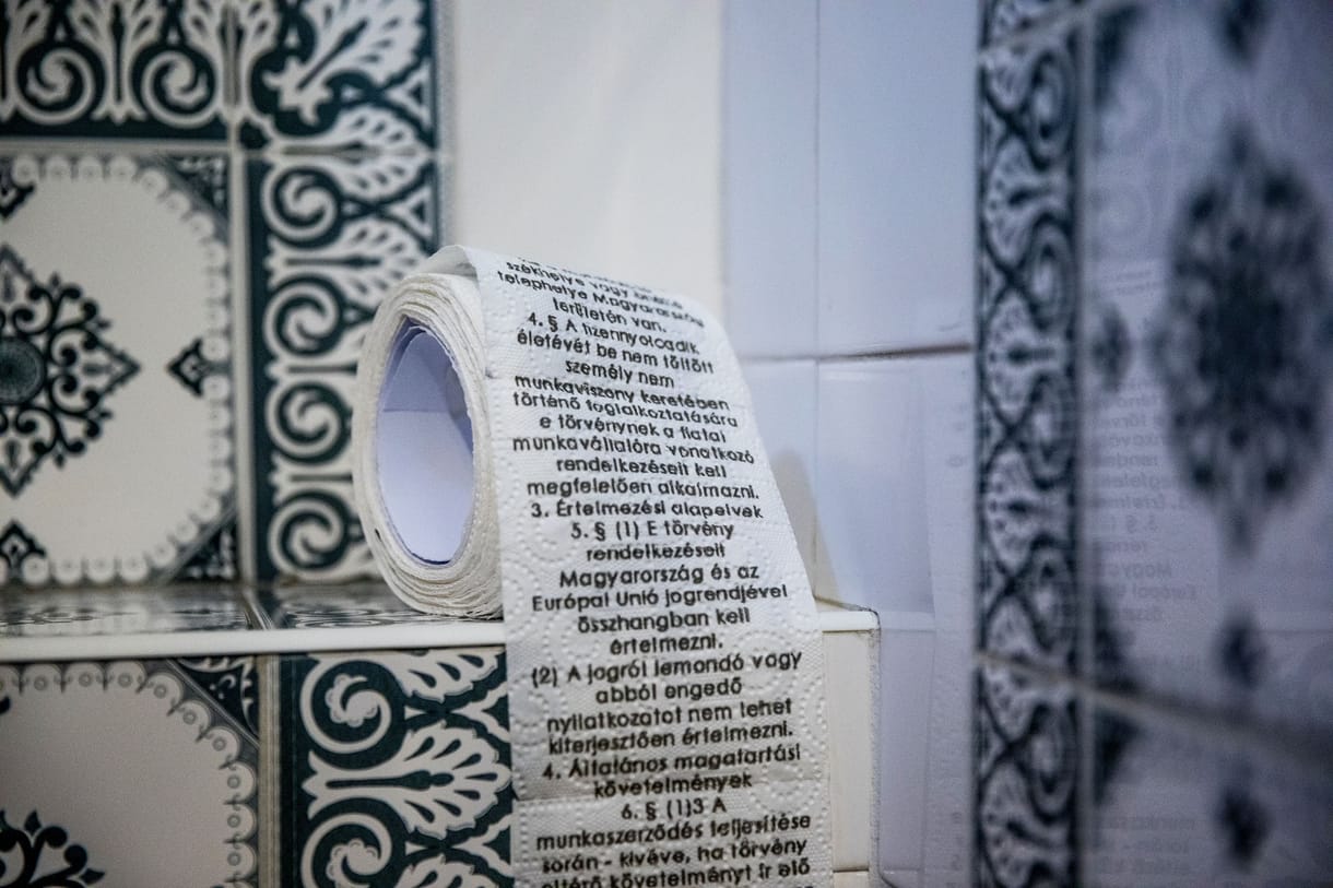 Meghekkelték a vécépapírt a parlamenti mosdóban - fotó
