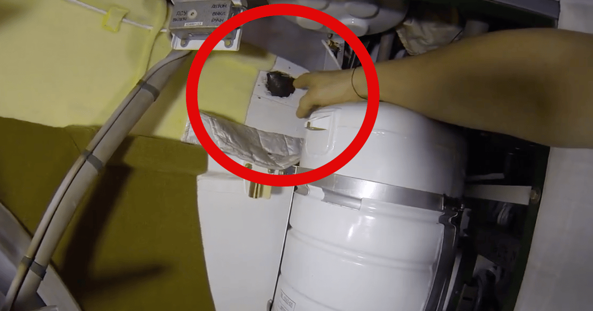 Videó: az orosz űrhajós megmutatta, hogyan néz ki a befoltozott lyuk a Nemzetközi Űrállomáson