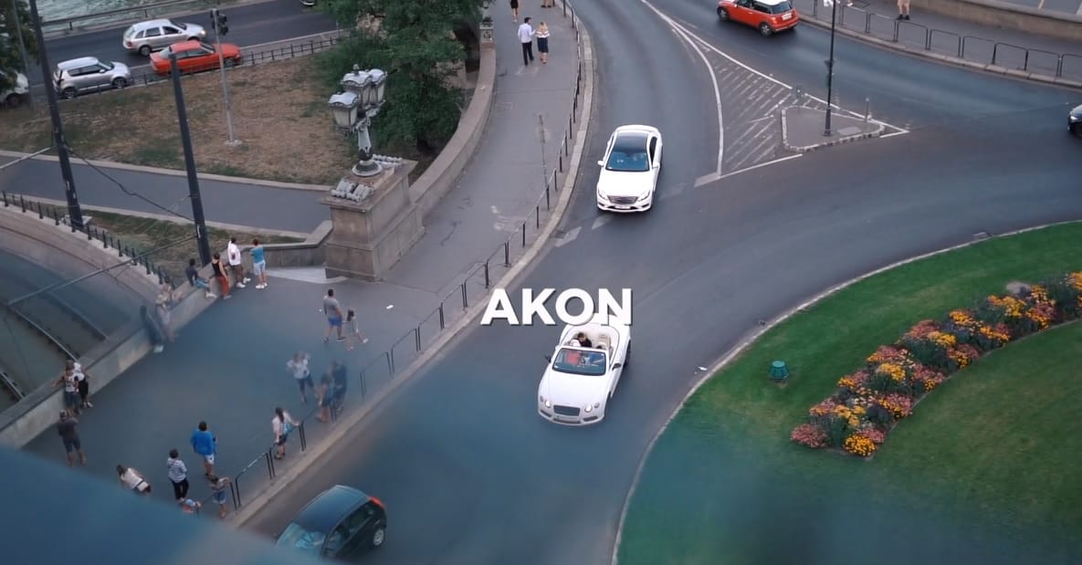 Akon is Budapesten van, luxusautóval furikázik