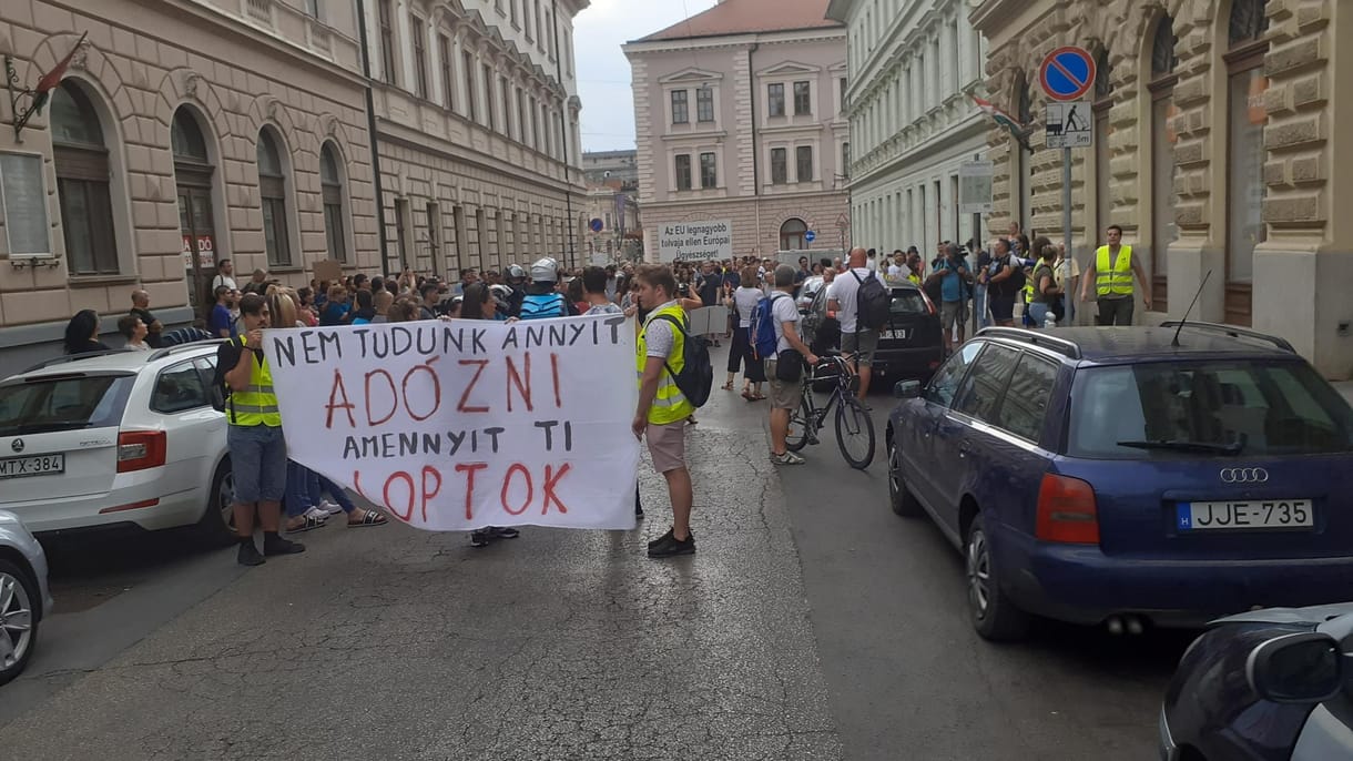 A futárok a katáért, mások a kormány ellen is tüntettek Szegeden