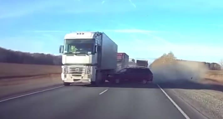 Ilyen felelőtlen előzést már rég nem láttunk (szerencsére) – videó