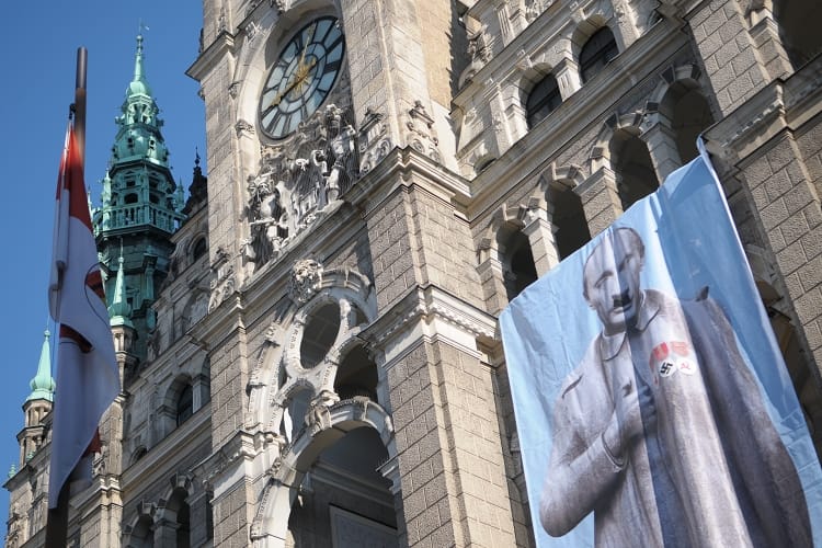 Hitler és Sztálin keverékeként jelent meg Putyin - fotók