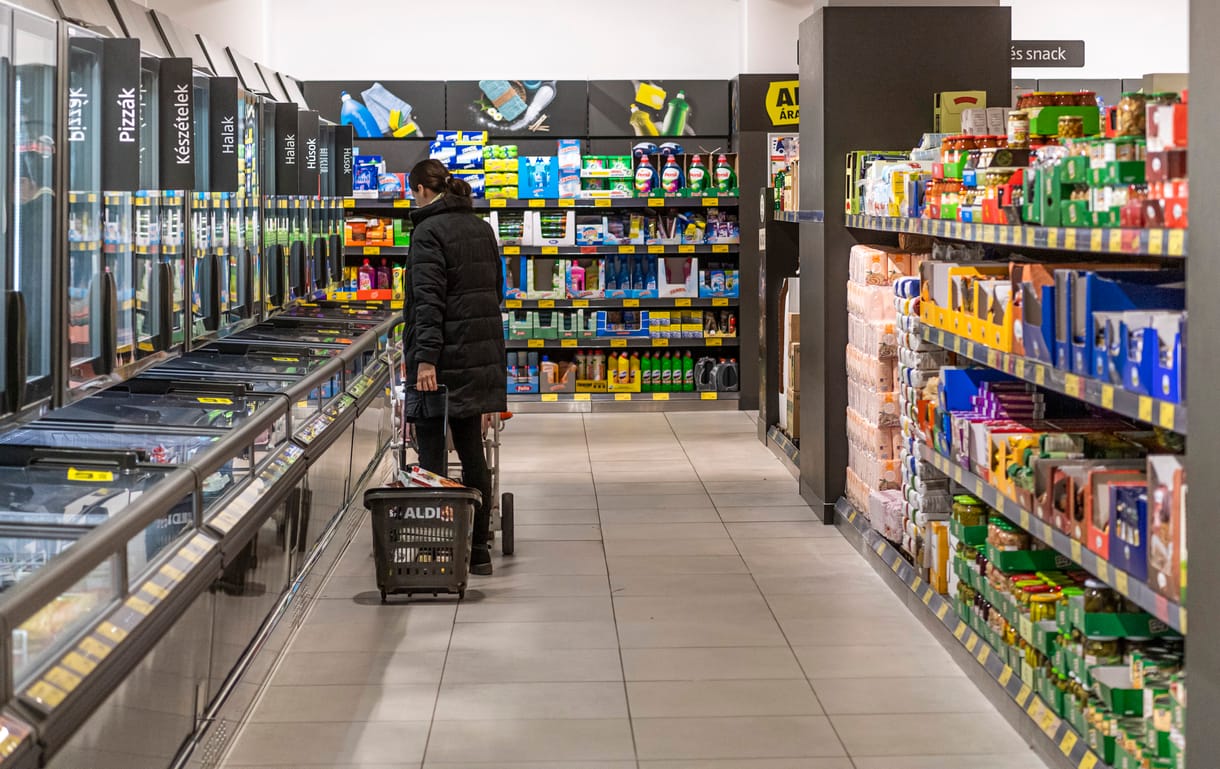 Akkora visszaesést mért a KSH a bolti forgalomban, mint amikor a járvány elején leállt minden