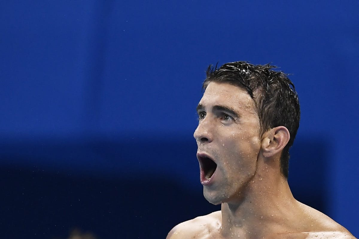 Fotó: Így köpölyözik Michael Phelpst