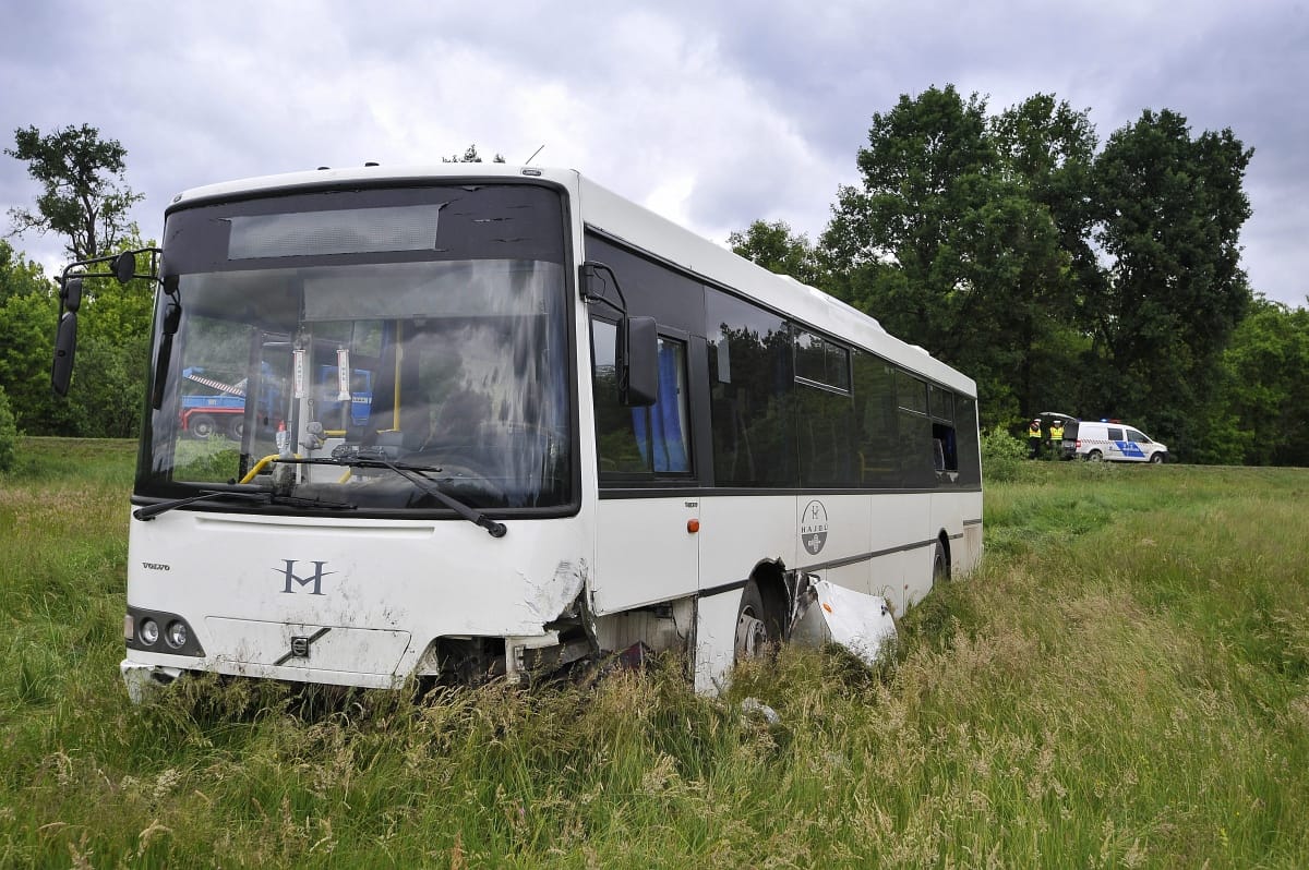 Így tört össze a szántóföldre sodródott Volán-busz – fotók