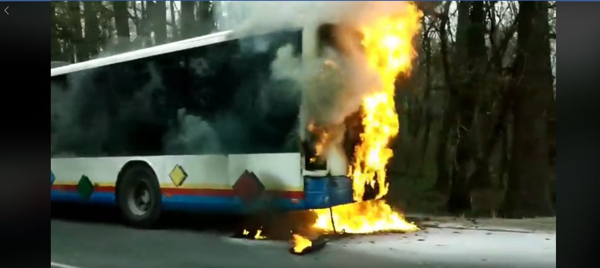 Lángolt egy busz vasárnap Hévíznél - videó