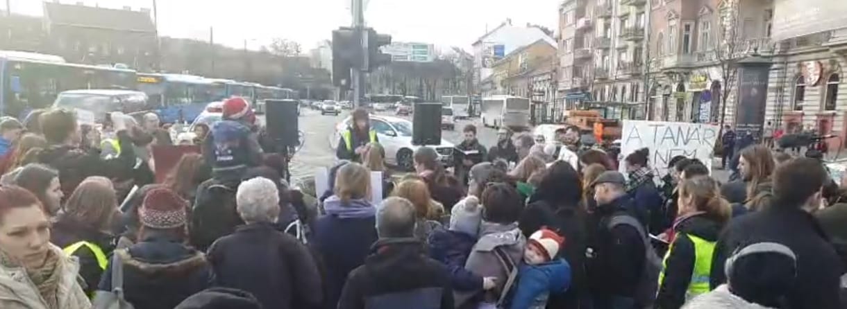 Félpályás útlezárással tiltakoztak a NAT ellen a Széll Kálmán téren – videó