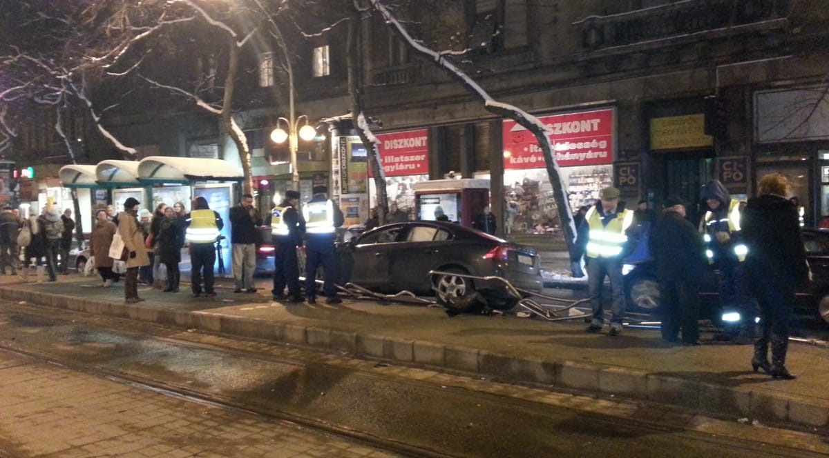 Fotó: letarolta a 4-es 6-os megállóját egy autó