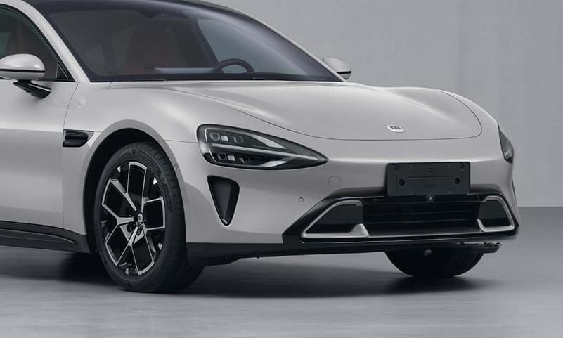 Íme teljes pompájában a Xiaomi első autója, egy elektromos szedán