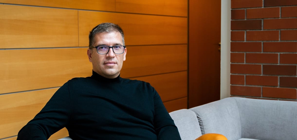 „Letolt gatyával” jött az ellenzék, és rögtön egymilliós íróasztalt akart