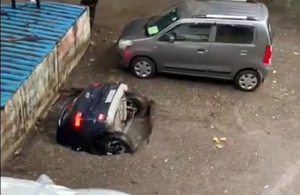 Videóra vették, ahogy egy gödör egészben elnyel egy autót Indiában