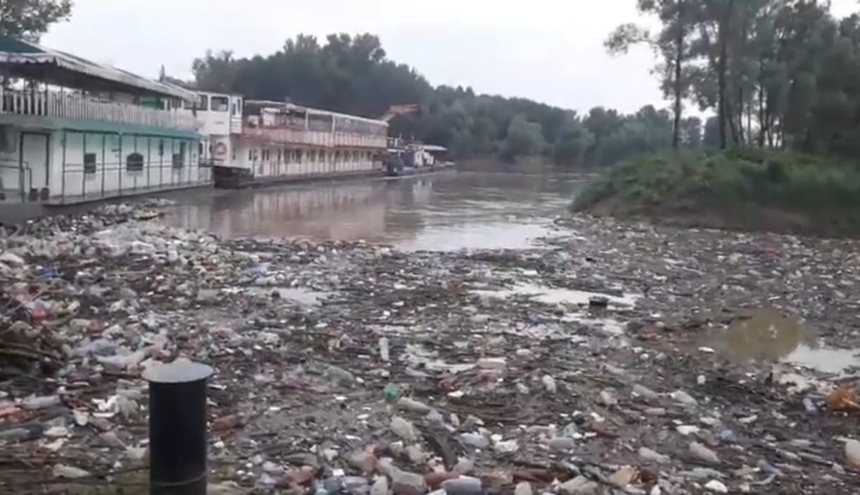 Árad a Tisza, több száz köbméter szemetet hoz magával 