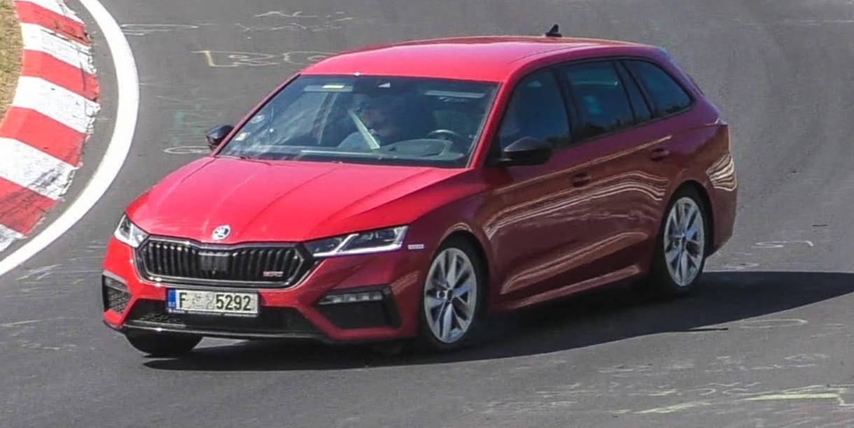 Ígéretesen megy versenypályán is a zöld rendszámos Skoda Octavia RS