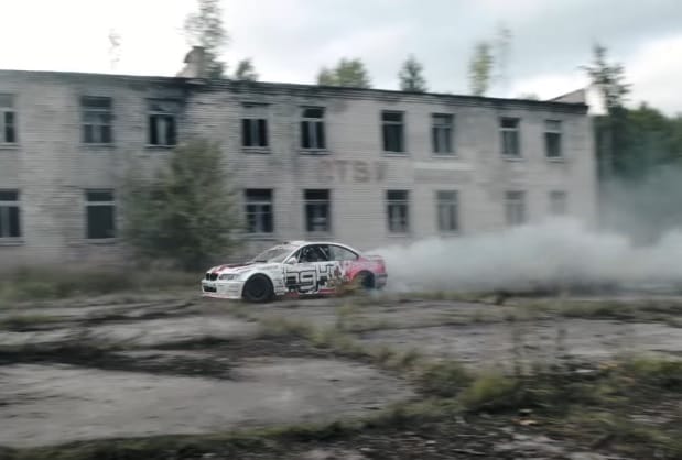 Kevés jobb hely van autós őrjöngésre, mint egy szovjet laktanya