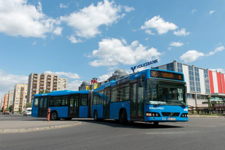 Menet közben szakadt le egy lámpabúra a BKV egyik buszán