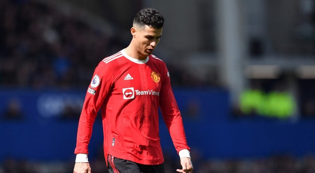 Elítélte Cristiano Ronaldot az angol futballszövetség, mert kiverte egy gyerek kezéből a telefont
