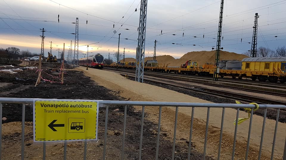 Fát döntött a szél a vasúti felsővezetékre, több százezer forint a kár