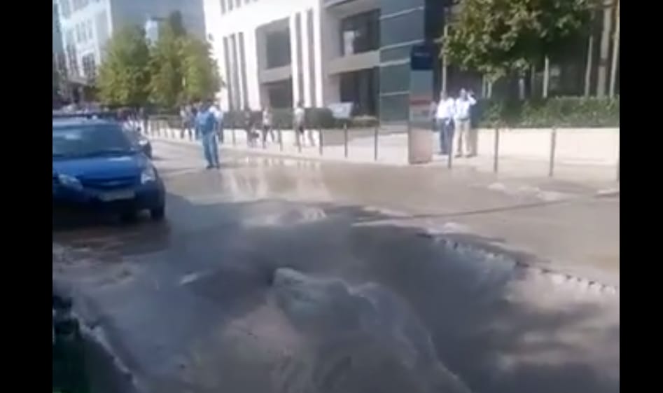 Videók: Hömpölyög a víz a MOM Park oldalában, borul a közlekedés