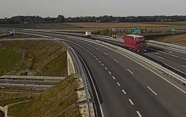 A forgalommal szemben hajtott az M85-ösön egy kamionos – videó